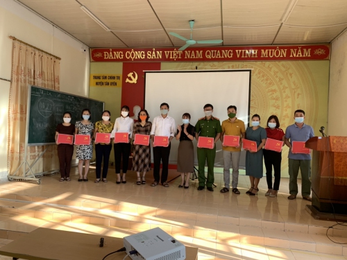 Đồng chí Trần thi Thu- Phó Giám đốc Trung tâm Chính trị trao chứng nhận loại giỏi cho các học viên lớp BD Tuyên giáo