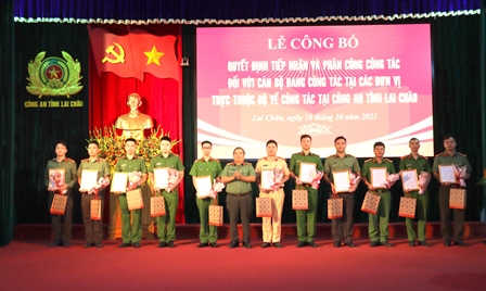 Đại tá Vừ A Chía - Phó Giám đốc Công an tỉnh trao Quyết định của Bộ Công an và tặng hoa chúc mừng các cán bộ về công tác tại Công an tỉnh Lai Châu