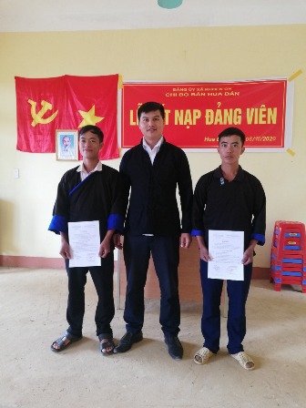 Lễ kết nạp đảng viên mới dân tộc Mông tại chi bộ Hua Đán thuộc Đảng bộ xã Khoen On