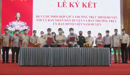 Thường trực HĐND, UBND và Ban Thường trực Ủy ban MTTQ huyện Phong Thổ ký kết Quy chế phối hợp