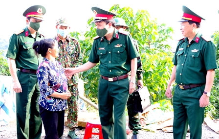 Thiếu tướng Nguyễn Thắng Xuân - Chủ nhiệm Chính trị Quân khu thăm hỏi, động viên hộ nghèo của xã Vàng Ma Chải, huyện Phong Thổ được xây dựng nhà theo quyết định của Bộ Tư lệnh Quân khu