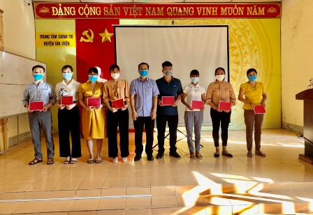 Đồng chí Phạm Ngọc Lệ - HUV, Trưởng Ban Tuyên giáo Huyện ủy, Giám đốc Trung tâm Chính trị trao giấy chứng nhận loại giỏi cho các học viên