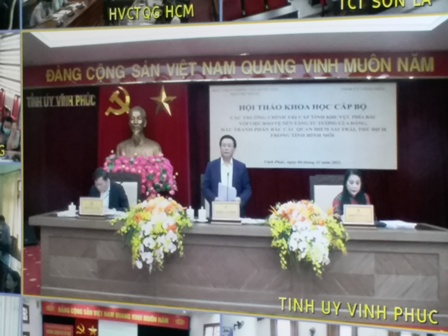 Đồng chí Nguyễn Xuân Thắng, UVBCT, Chủ tịch HĐLL Trung ương, Giám đốc Học viện quốc gia Hồ Chí Minh thông qua báo cáo đề dẫn Hội thảo
