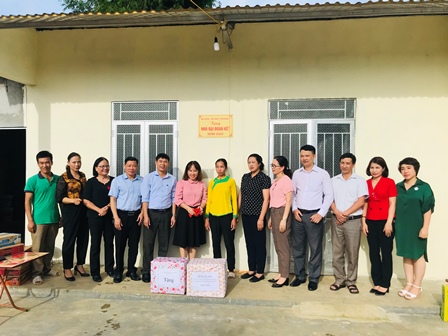 Lãnh đạo MTTQ Thành phố Lai Châu tặng nhà đại đoàn kết cho gia đình chính sách