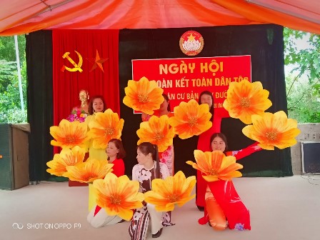 Đội văn nghệ quần chúng bản Máy Đường, thị trấn Tam Đường biểu diễn tại Ngày hội Đại đoàn kết của bản