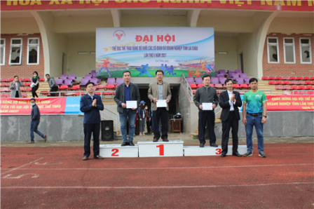 Đồng Chí Lê Mạnh Thắng - Phó Bí thư Đảng uỷ Khối trao giải cho các đội đạt giải toàn đoàn