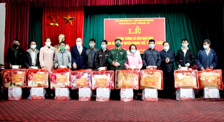 Lãnh đạo Quân Khu 2, UBND tỉnh, Ngân hàng Ngoại thương Việt Nam thăm, tặng quà cho gia đình hộ nghèo