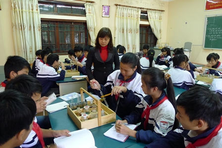 Tiết học thí nghiệm tại trường THCS Đoàn Kết