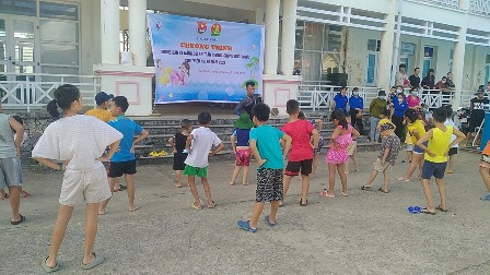 Một buổi hướng dẫn kỹ năng bơi an toàn, chống đuối nước cho thiếu nhi do Tỉnh Đoàn tổ chức