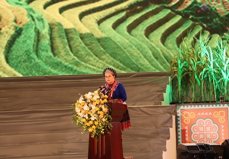 Đồng chí Giàng Páo Mỷ - Ủy viên Trung ương Đảng, Bí thư Tỉnh ủy, Chủ tịch HĐND tỉnh, Trưởng Đoàn ĐBQH tỉnh phát biểu tại Lễ khai mạc