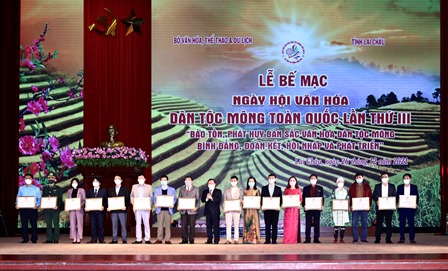 Lãnh đạo UBND tỉnh tặng Bằng khen cho các tập thể, cá nhân có thành tích xuất sắc tại Ngày hội