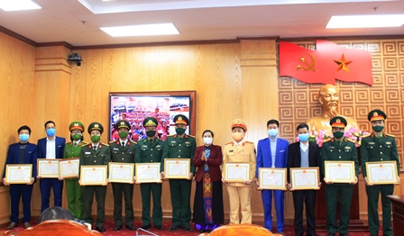 Đồng chí Giàng Páo Mỷ - Ủy viên Trung ương Đảng, Bí thư Tỉnh ủy, Chủ tịch HĐND tỉnh, Trưởng đoàn ĐBQH tỉnh, Trưởng BCĐ Covid-19 tỉnh trao Bằng khen cho các tập thể có thành tích xuất sắc trong công tác phòng, chống Covid-19 năm 2021