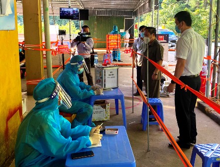 Phóng viên tác nghiệp về công tác phòng, chống dịch Covid-19