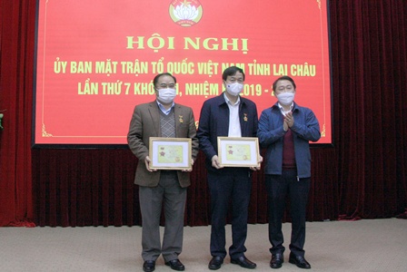 Đồng chí Sùng A Hồ - UVBTV Tỉnh ủy, Chủ tịch Ủy ban MTTQ Việt Nam tỉnh tặng kỷ niệm chương cho các đồng chí có cống hiến xuất sắc cho sự nghiệp đại đoàn kết dân tộc