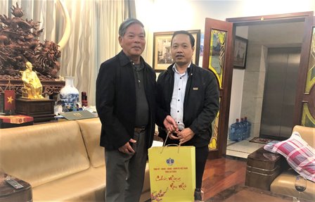 Đồng chí Chủ tịch UBND tỉnh tặng quà chúc Tết đồng chí Nguyễn Minh Quang - Nguyên Bí thư Tỉnh ủy