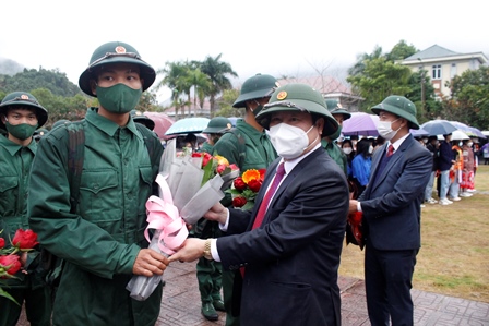 Đồng chí Tống Thanh Hải – UVBTV Tỉnh ủy, Phó Chủ tịch Thường trực UBND tỉnh tặng hoa chúc mừng các tân binh trước khi lên xe