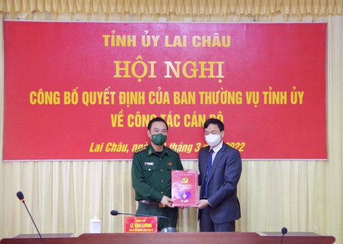 Đồng chí Lê Văn Lương - Phó Bí thư Thường trực Tỉnh ủy trao Quyết định cho đồng chí Nguyễn Văn Hưng