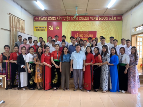 Đồng chí Phan Văn Nguyên - Phó Bí thư Thường trực Huyện ủy chụp ảnh lưu niệm cùng học viên