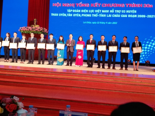 Đồng chí Trần Tiến Dũng - Phó Bí thư Tỉnh ủy, Chủ tịch UBND tỉnh trao Bằng khen của UBND tỉnh cho các tập thể, cá nhân tiêu biểu có nhiều đóng góp trong thực hiện hỗ trợ 3 huyện nghèo của tỉnh Lai Châu giai đoạn 2009 - 2021