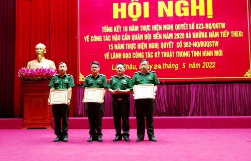 Đại tá Thào A Pinh - Phó Bí thư ĐUQS, Chính ủy Bộ CHQS tỉnh trao Giấy khen cho các tập thể và cá nhân được khen thưởng