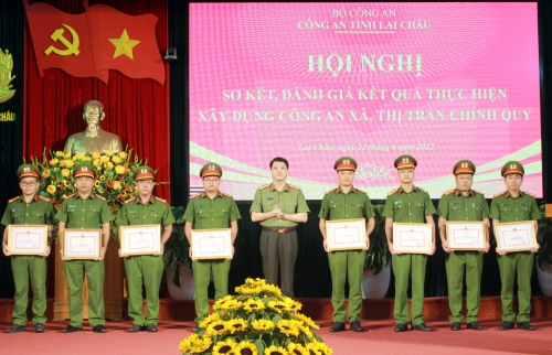 Đại tá Nguyễn Viết Giang - Ủy viên Ban Thường vụ Tỉnh ủy, Giám đốc Công an tỉnh trao Giấy khen cho các cá nhân có thành tích xuất sắc