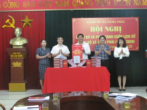 Cuốn lịch sử Đảng bộ xã Sùng Phài chính thức được phát hành trước sự chứng kiến của lãnh đạo Thành ủy Lai Châu và xã Sùng Phài