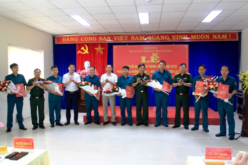 Các đồng chí lãnh đạo Quân khu II, Bộ CHQS tỉnh, UBND huyện Nậm Nhùn, Công ty Thủy điện Sơn La tặng hoa chúc mừng cán bộ Đại đội