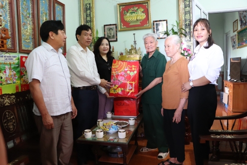 Đồng chí Lê Văn Lương - Phó Bí thư Thường trực Tỉnh ủy và Đoàn công tác thăm hỏi, tặng quà và trao sổ tiết kiệm cho thương binh Nguyễn Văn Tắc, bản Hô Ta, thị trấn Tam Đường