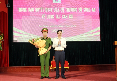 Đồng chí Lê Văn Lương - Phó Bí thư Thường trực Tỉnh ủy tặng hoa chúc mừng Đại tá Phan Thành Bá