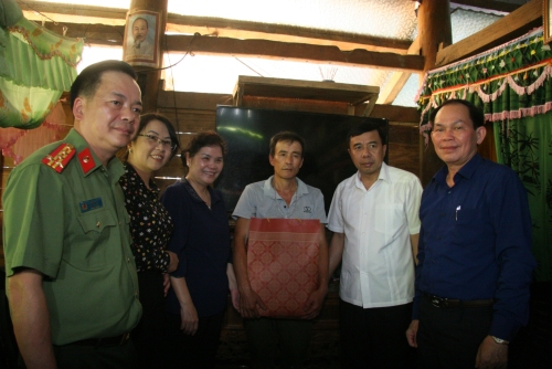 Đồng chí Giàng Páo Mỷ - Ủy viên Trung ương Đảng, Bí thư Tỉnh ủy, Chủ tịch HĐND tỉnh, Trưởng Đoàn đại biểu Quốc hội tỉnh cùng đoàn công tác tặng quà thương binh Lò Văn Thắm bản Chiềng Chăn 3, xã Chăn Nưa, huyện Sìn Hồ