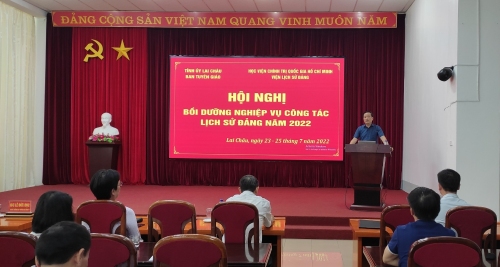 Đồng chí Lê Đức Dục - UVBTV, Trưởng Ban Tuyên giáo Tỉnh ủy phát biểu bế mạc Hội nghị tập huấn
