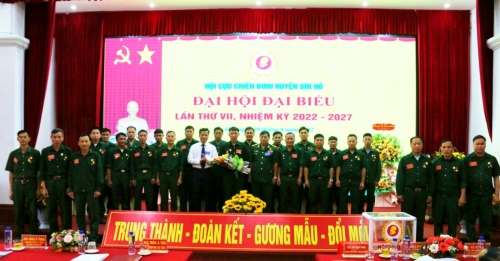 Các đồng chí lãnh đạo Huyện ủy và Hội Cựu chiến binh tỉnh tặng hoa chúc mừng Ban Chấp hành khóa mới