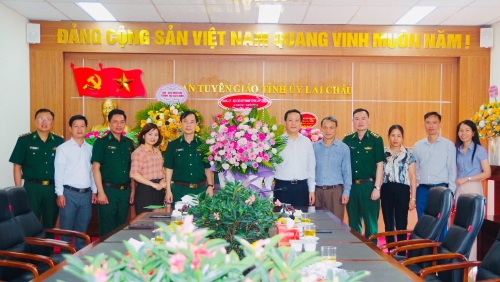 Đảng ủy - Bộ Chỉ huy Bộ đội Biên phòng tỉnh tặng hoa chúc mừng Ban Tuyên giáo Tỉnh ủy