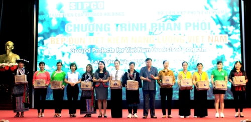 Các đồng chí lãnh đạo Hội Liên hiệp Phụ nữ tỉnh, Huyện ủy Tân Uyên trao bếp đun cho đại diện hội viên phụ nữ của huyện