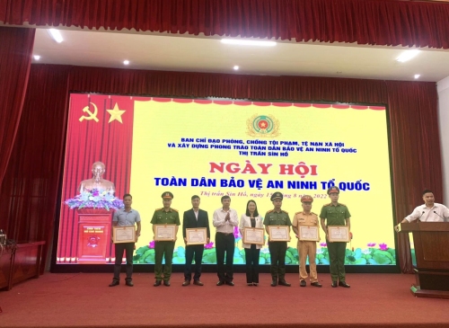 Đồng chí Hoàng Thọ Trung - Bí thư Huyện ủy trao giấy khen cho các cá nhân có thành tích xuất sắc trong phong trào Toàn dân bảo vệ an ninh trật tự