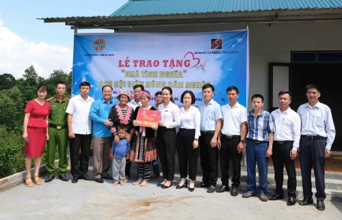 Lãnh đạo huyện, Hội Nông dân tỉnh; đại diện Agribank chi nhánh tỉnh  trao nhà tình nghĩa cho gia đình bà Chang Thị Blia