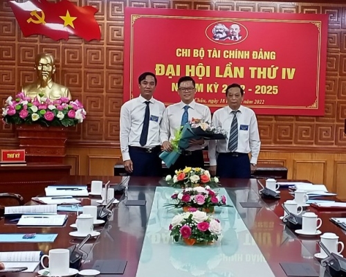 Đồng chí Nguyễn Quang Khải - Phó Bí thư Đảng bộ Văn phòng Tỉnh ủy tặng hoa chúc mừng đồng chí Trần Đức Kiên - Bí thư Chi bộ Tài chính Đảng khóa IV, nhiệm kỳ 2022-2025