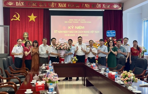 Bộ Tham mưu Quân chủng hải quân tặng hoa chúc mừng Đài PT- TH tỉnh