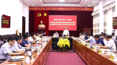 Bộ trưởng, Chủ nhiệm Ủy ban Dân tộc Hầu A Lềnh bức ảnh lưu niệm cho tỉnh Lai Châu