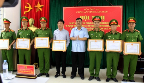 Đồng chí Đồng Văn Liệt - Chủ tịch UBND huyện trao Giấy khen cho các cá nhân có thành tích đột xuất, xuất sắc trong công tác đấu tranh phòng chống tội phạm