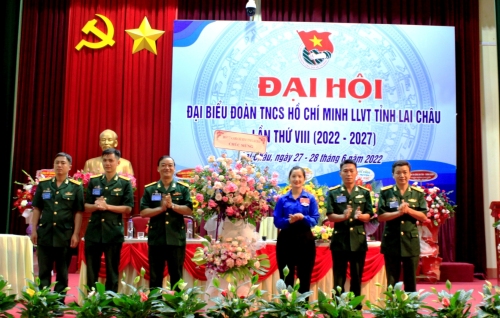Đồng chí Vừ Thị Mai Dinh - Phó Bí thư Tỉnh đoàn tặng hoa chúc mừng Đại hội