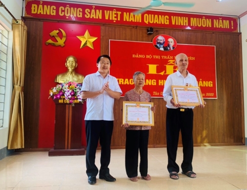 Đồng chí Sùng A Hồ - UVBTV, Chủ tịch Uỷ ban MTTQ Việt Nam tỉnh trao Huy hiệu Đảng cho các đảng viên