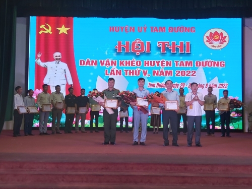 Đồng chí Cao Trang Trọng - Phó Bí thư Thường trực Huyện ủy, Trưởng Ban Tổ chức Hội thi trao giải cho các đội đạt giải nhất, nhì của Hội thi