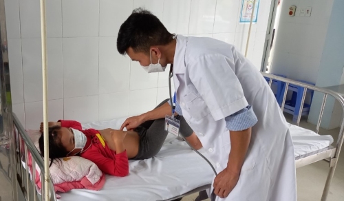 Bác sĩ tại Trạm Y tế thị trấn Tân Uyên khám bệnh cho người dân