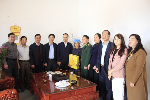 Đồng chí Chủ tịch UBND tỉnh thăm, tặng quà gia đình đồng chí Giàng Dy - Nguyên Tỉnh uỷ viên, Bí thư Huyện uỷ Phong Thổ