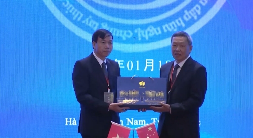 Đồng chí Lê Văn Lương, Phó Bí thư Thường trực Tỉnh ủy Lai Châu tặng quà lãnh đạo Châu Hồng Hà