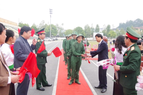 Đồng chí Lê Văn Lương, Phó Bí thư Thường trực Tỉnh ủy tặng hoa các tân binh tại huyện Than Uyên