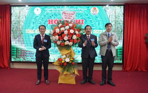 Đồng chí Lê Văn Lương – Phó Bí thư Thường trực Tỉnh ủy tặng lẵng hoa chúc mừng Hội nghị