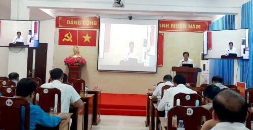 Đồng chí Lù Văn Quân - Phó Bí thư Thường trực Huyện ủy phát biểu kết luận Hội nghị