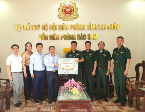 Đồng chí Phó Chủ tịch Thường trực UBND tỉnh tặng quà động viên cán bộ, chiến sĩ đồn biên phòng Dào San